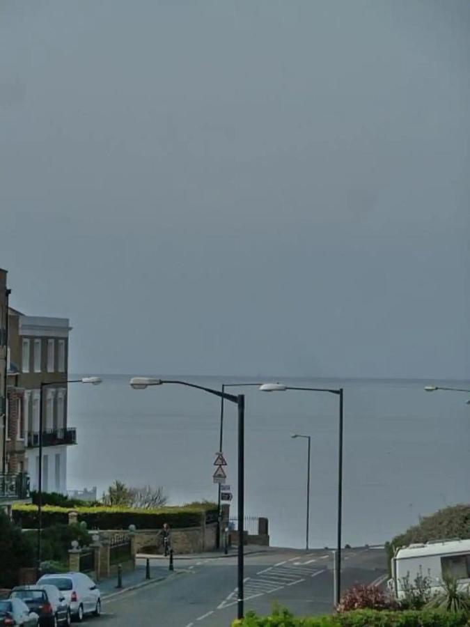 הרן ביי Top Floor Flat With Sea View מראה חיצוני תמונה